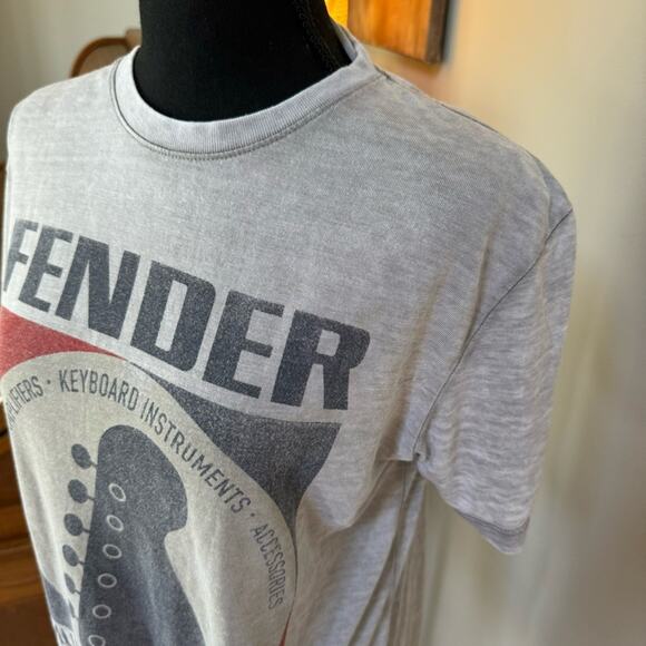 Lucky Brand ~ Fender Decal Tee ~ S - Picture 4 of 9